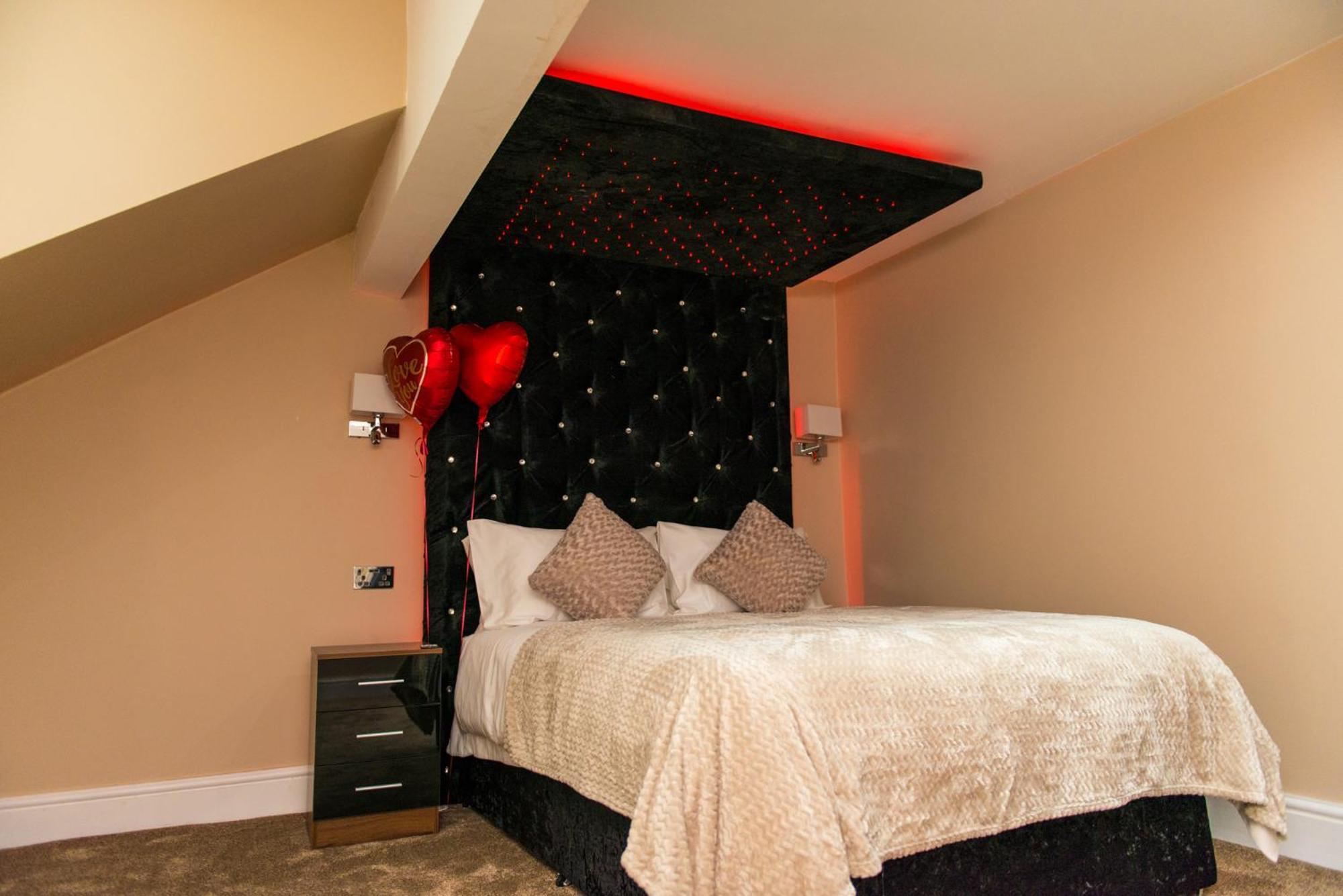 Aphrodite Suites Huddersfield Eksteriør billede