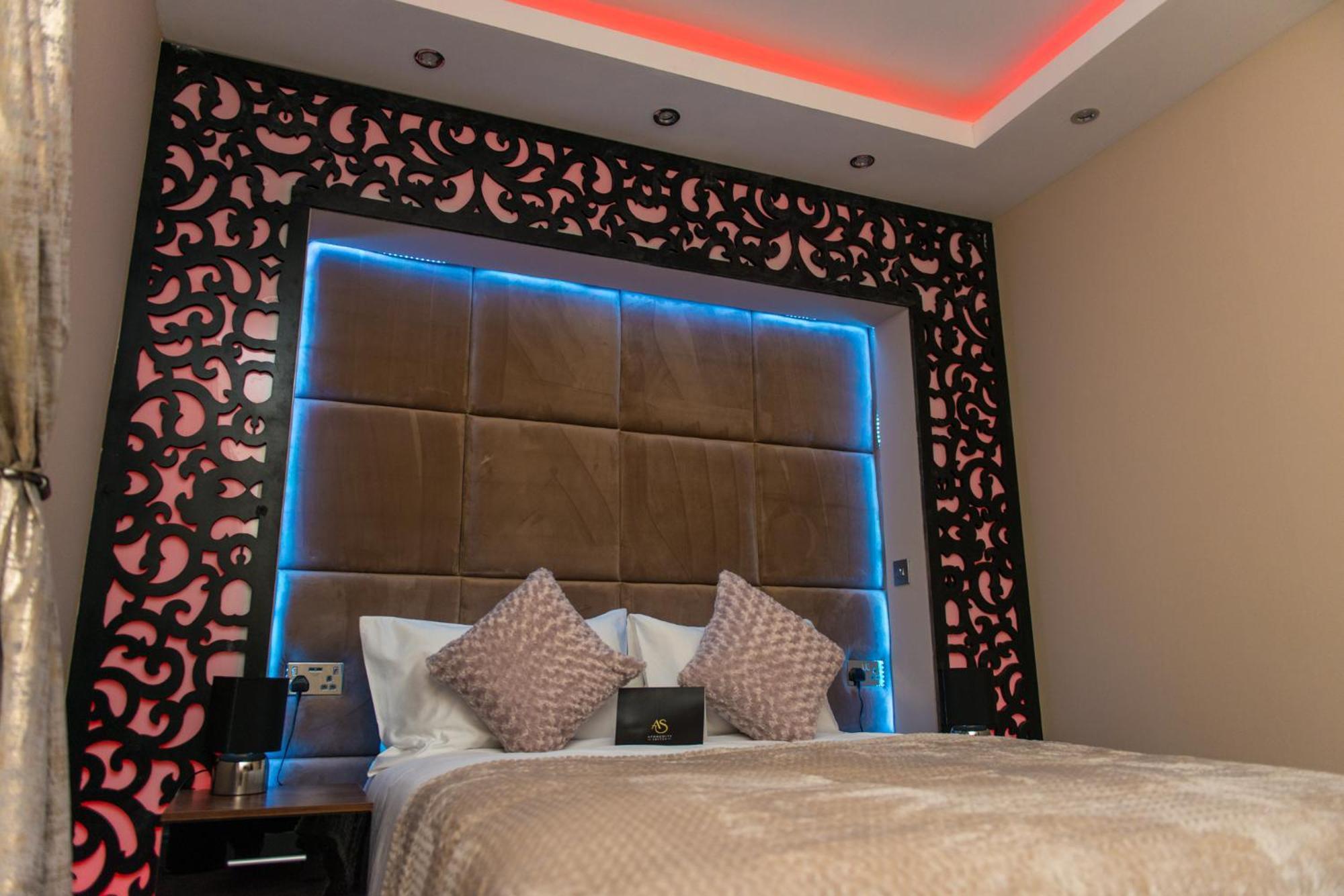 Aphrodite Suites Huddersfield Eksteriør billede